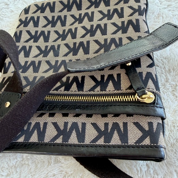 Michael Kors Black & Tan Signature Jacquard Canvas Crossbody Travel Purse - Picture 10 of 12